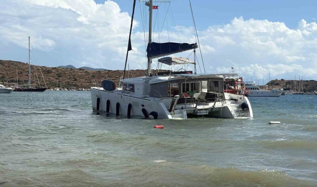 Bodrum'da etkili rüzgar, Gümbet Koyu'nda demirli katamaran tipi yelkenliyi sürükleyerek