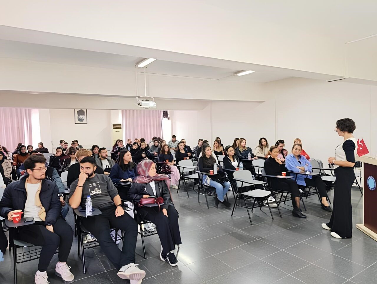 Karacabey Meslek Yüksekokulu'nda gerçekleştirilen 'Kariyer Günleri' etkinliğinde, Yankı Yemek ve