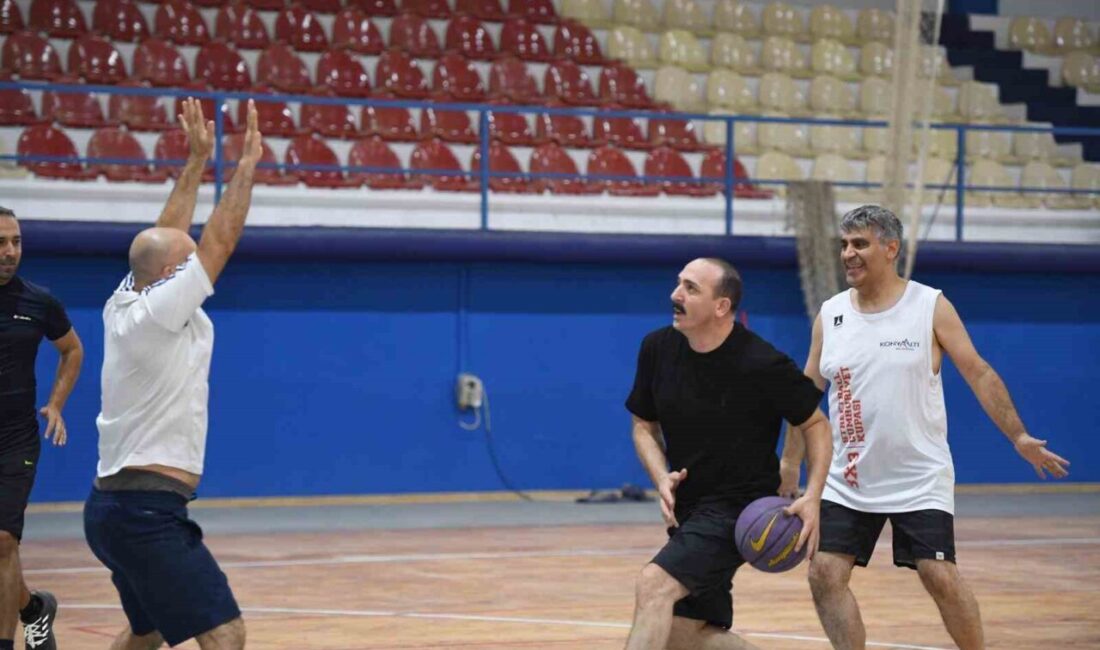 Konyaaltı Belediye Başkanı Cem Kotan, yeni açılan spor tesisinde Başkan