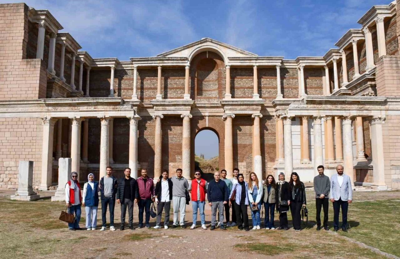 Manisa'nın Salihli ilçesinde, Gençlik Merkezi, Yurt Müdürlüğü ve İlçe Müftülüğü