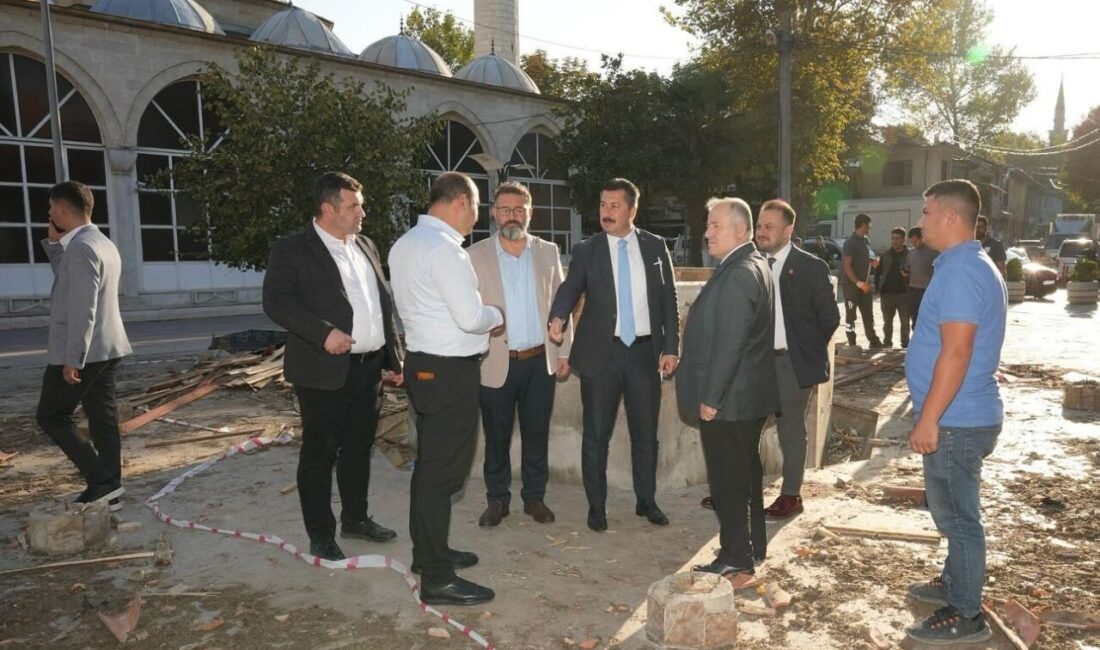 Yenişehir’e Yeni Bir Meydan ve Tarihi Çeşme Kazandırılıyor Yenişehir Belediye Başkanı Ercan Özel, Zafer Meydanı'ndaki şadırvanı kaldırarak meydanı