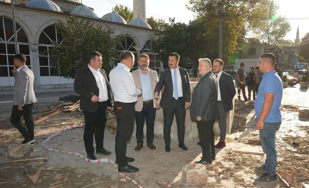 Yenişehir Belediye Başkanı Ercan Özel, Zafer Meydanı'ndaki şadırvanı kaldırarak meydanı