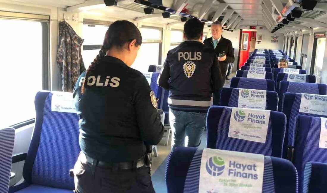 Yerköy'de polis, yolcuların güvenliğini sağlamak amacıyla trenlerde 'Huzurlu ve Güvenli