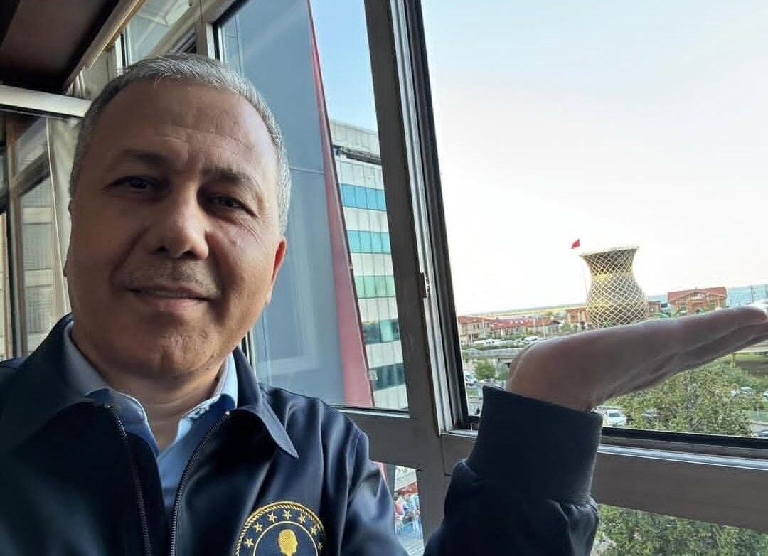 İçişleri Bakanı Ali Yerlikaya, Rize’deki dev çay bardağıyla fotoğraf çektirerek
