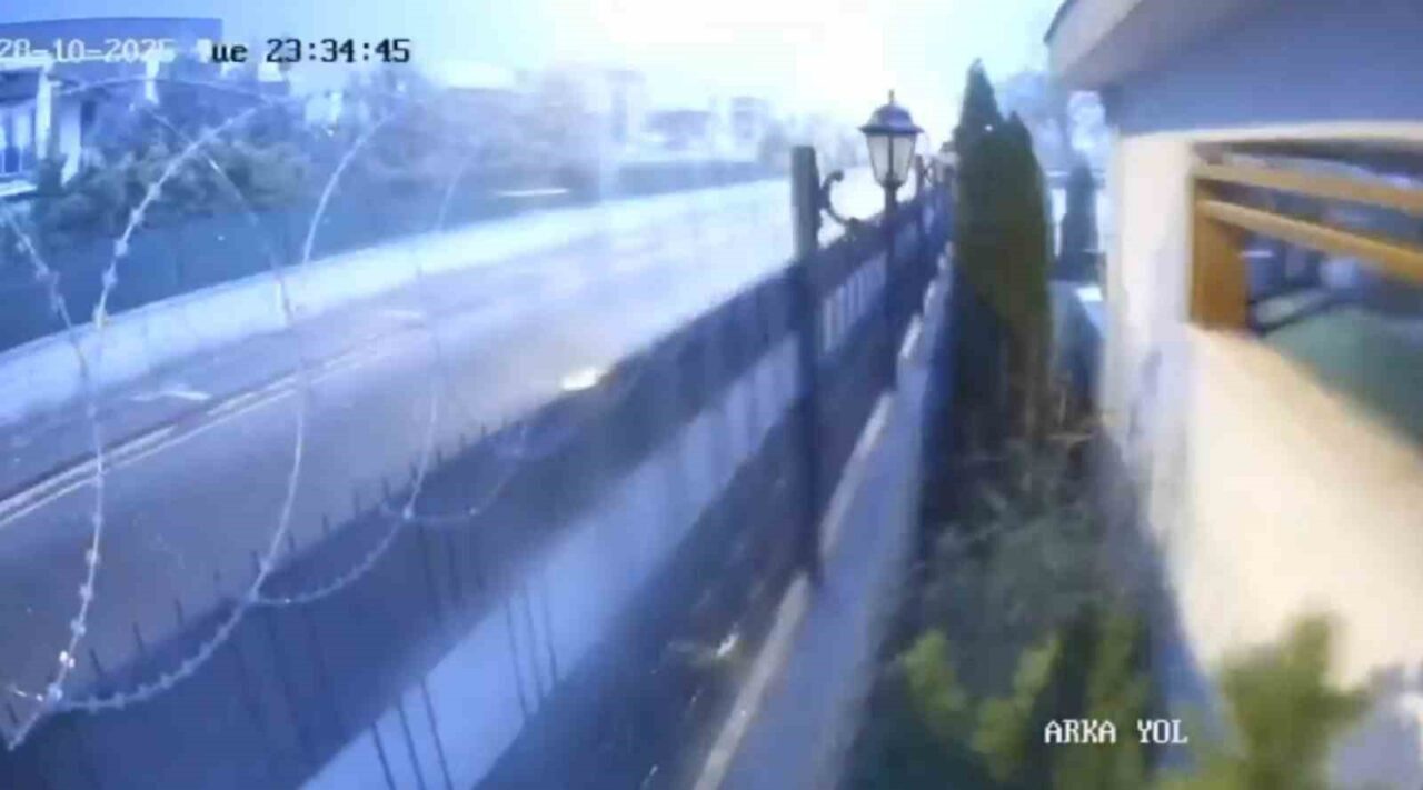 Kayseri’de Yıldırım Düşmesi Aydınlatma Direğini Parçaladı, Anlar Kameralara Yansıdı