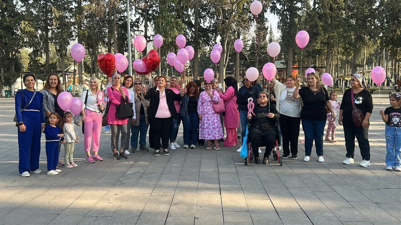 Hatay’da Meme Kanseriyle Mücadele Eden Hatice Eryaşar, Kadınlarla Birlikte Pembe Balonlar Bıraktı