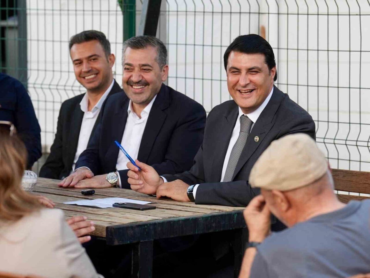 Şehitkamil Belediye Başkanı Umut Yılmaz, Mücahitler Mahallesi'nde vatandaşlarla buluşarak ihtiyaçlarını