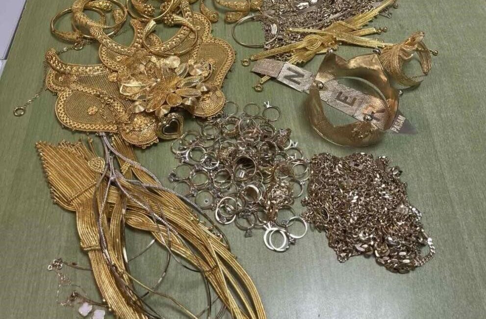 Edirne’den Bulgaristan’a giden yolcu otobüsünde gizlenmiş 1,2 kilogram altın takıya el konuldu Edirne’den Bulgaristan’a giden bir otobüste yapılan gümrük kontrolünde, yoğurt kovasında