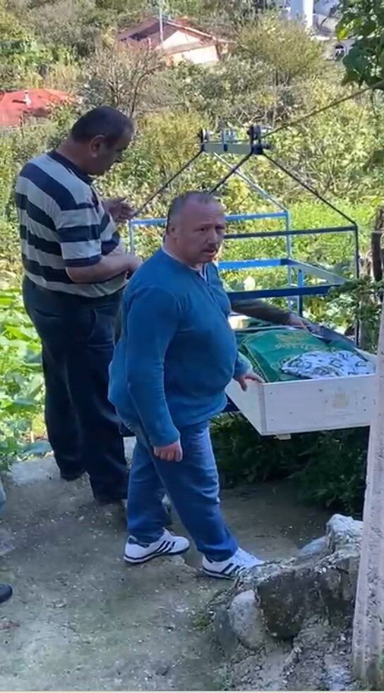 Giresun'un Görele ilçesindeki Dedeli köyünde, ulaşım sorunu nedeniyle cenazeler teleferik