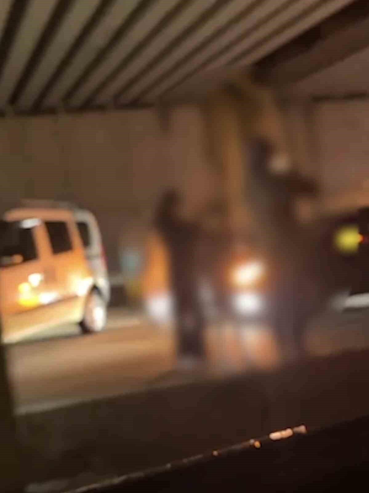 Düzce'de asker konvoyu düzenleyen gençler, Sallar Mahallesi çevre yolunda trafiği