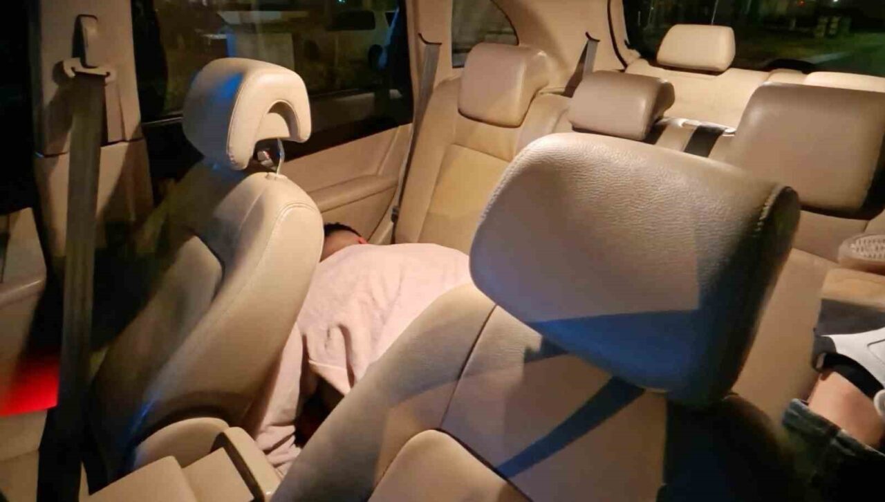 Aksaray'ın Fatih Mahallesi'nde şoför kapısı açık halde bir SUV'de arka