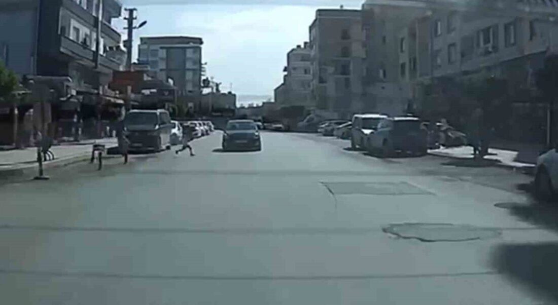 Hatay'ın Payas ilçesinde, yola aniden fırlayan bir çocuğa çarpmamak isteyen
