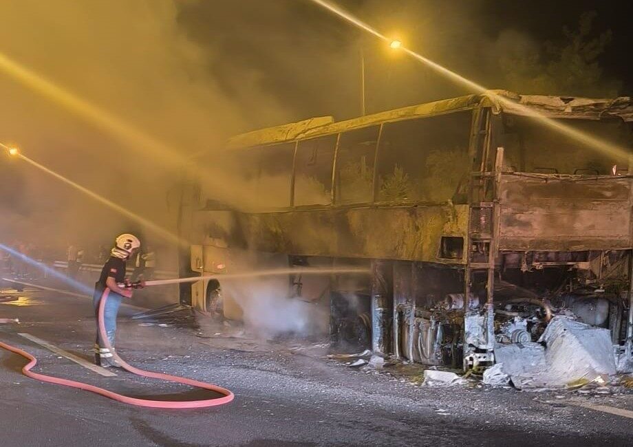 Adana'da bir yolcu otobüsü, Mersin Tarsus-Adana-Gaziantep otoyolu üzerindeyken yangın çıkardı.