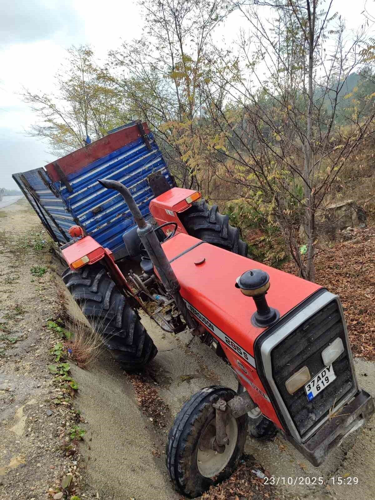 Kastamonu'da Cafer Somuncuoğlu'nun kullandığı traktör, direksiyon hakimiyetinin kaybedilmesi sonucu yoldan