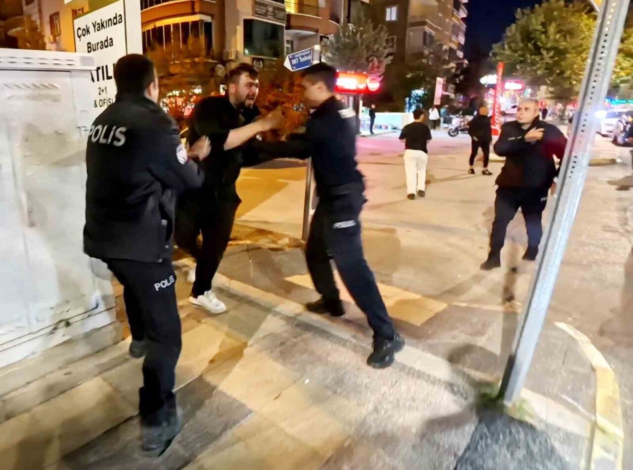 Aksaray'da alkollü bir şahıs, park halindeki araçlara saldırarak hasara yol