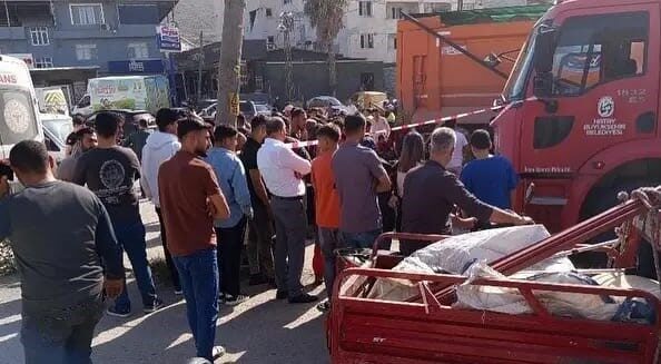 Hatay'ın Antakya ilçesi Narlıca Mahallesi'nde 71 yaşındaki Ahmet Ünsal, yolun