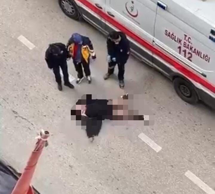 Bursa'nın Osmangazi ilçesinde sabah saatlerinde yol ortasında sinir krizi geçiren