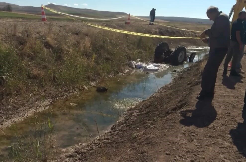 Yozgat’ta traktör devrildi: Sürücü hayatını kaybetti, bir kişi yaralı Yozgat'ın Şefaatli ilçesinde, Ali Osman Şahiner'in kullandığı traktör devrildi. Kazada