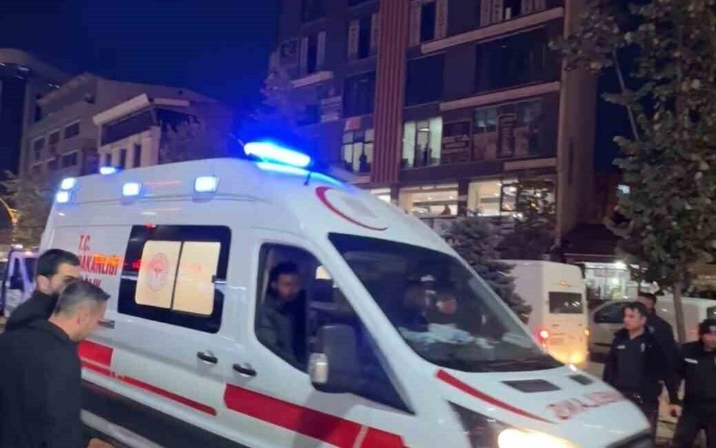 Yüksekova’da İki Grup Arasında Bıçaklı Kavga: Bir Genç Yaralandı Hakkari'nin Yüksekova ilçesinde Soryan İş Merkezi'nde meydana gelen bıçaklı kavgada