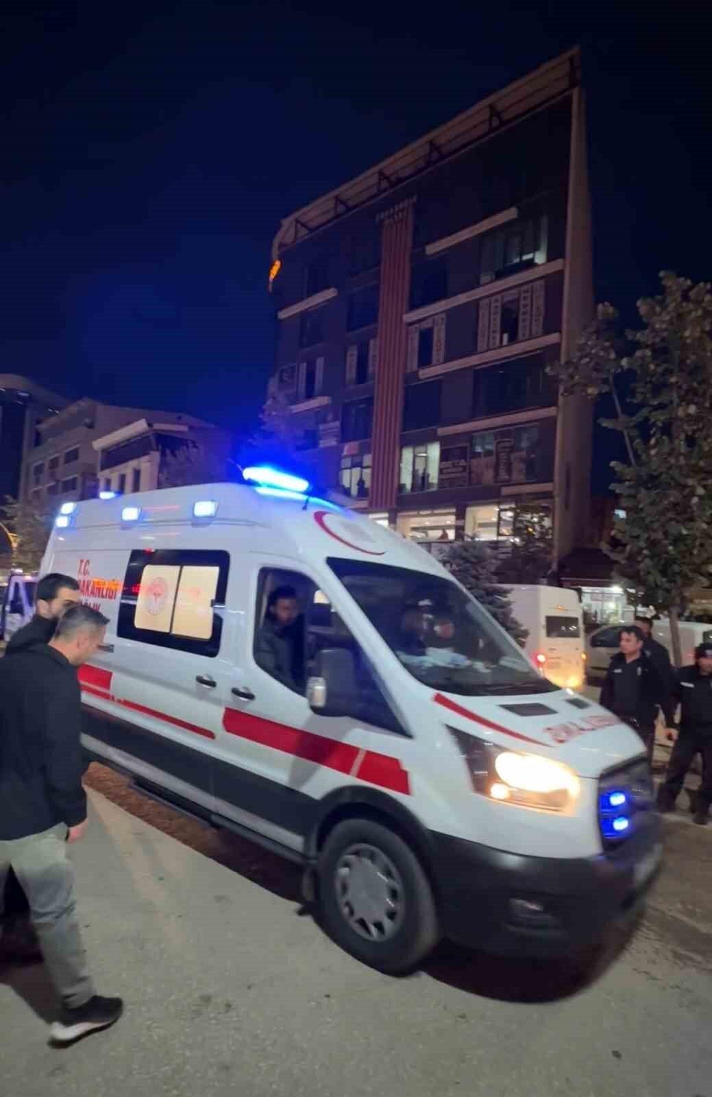 Hakkari'nin Yüksekova ilçesinde Soryan İş Merkezi'nde meydana gelen bıçaklı kavgada