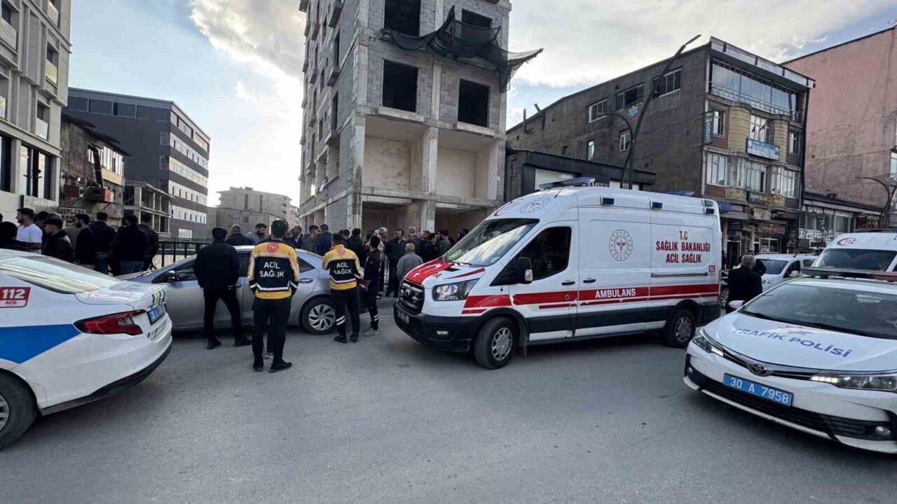 Yüksekova’da Akli Dengesini Yitiren Genç, İnşaattan Atlama Girişiminde Bulundu