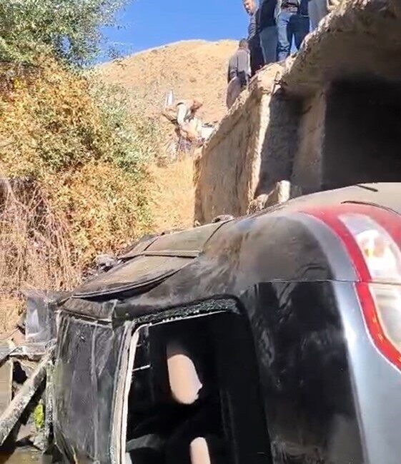 Yüksekova’da sabah saatlerinde meydana gelen trafik kazasında, kontrolden çıkan bir
