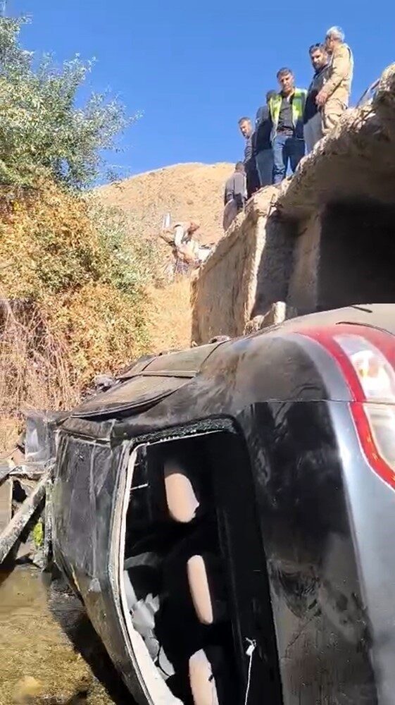 Yüksekova’da sabah saatlerinde meydana gelen trafik kazasında, kontrolden çıkan bir