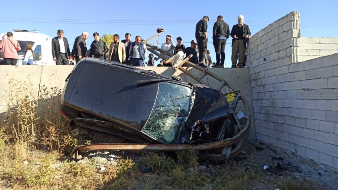 Hakkari’nin Yüksekova ilçesinde, 31 AHB 749 plakalı otomobilin şarampole yuvarlanması