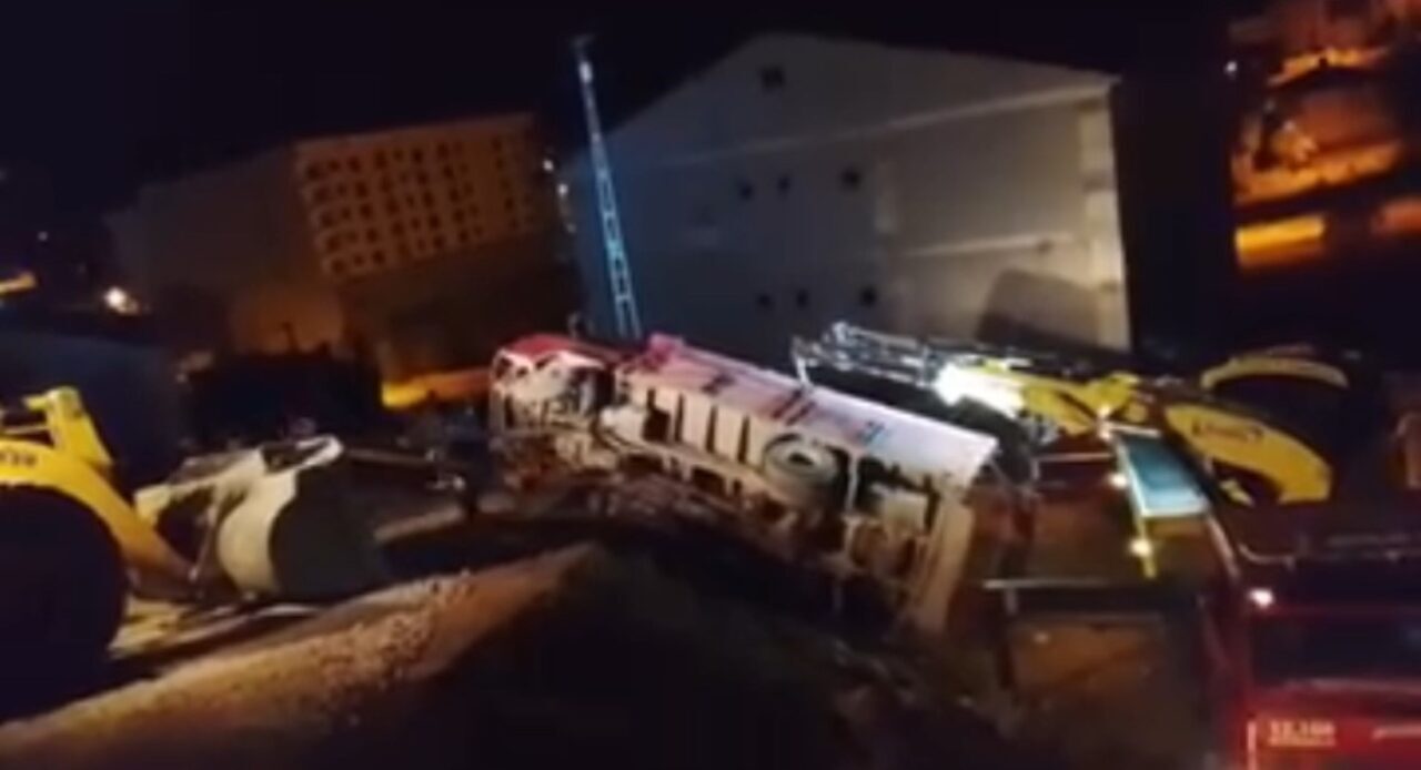 Hakkari'nin Yüksekova ilçesinde bir odun yüklü kamyonet devrildi. Olay, Esenyurt