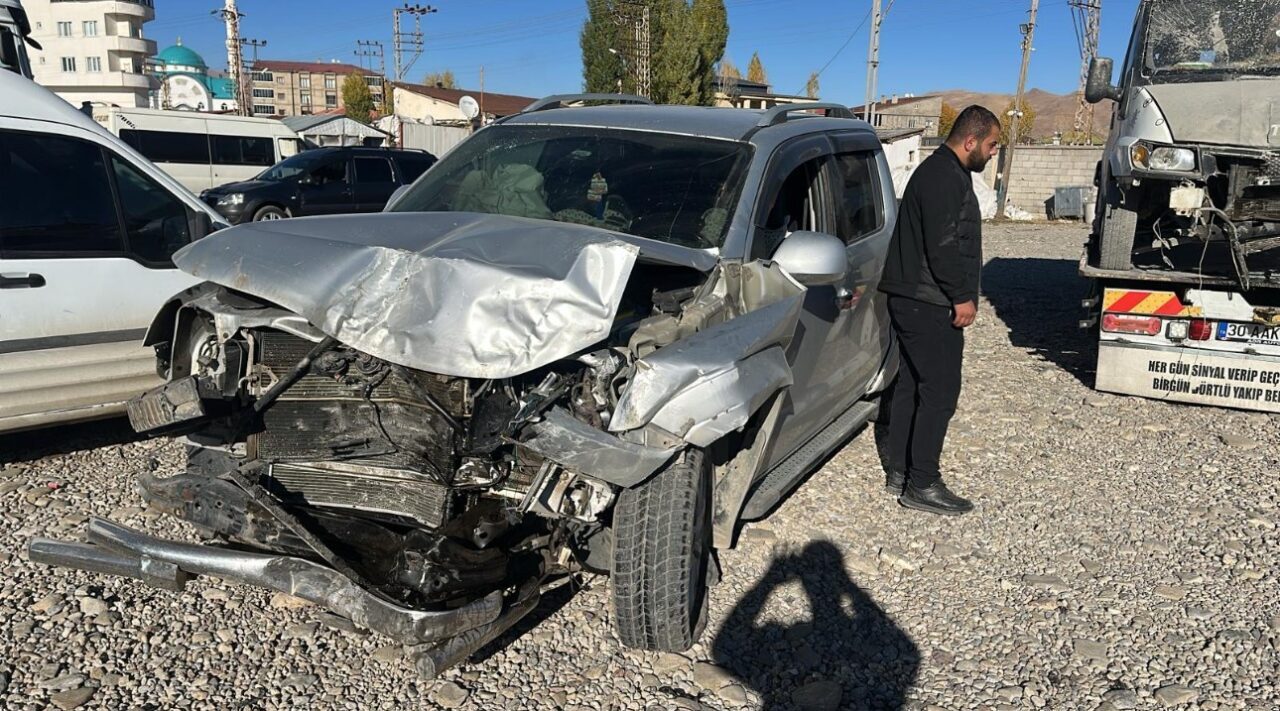 Yüksekova’da Kamyonet ile Minibüs Çarpıştı: 5 Yaralı