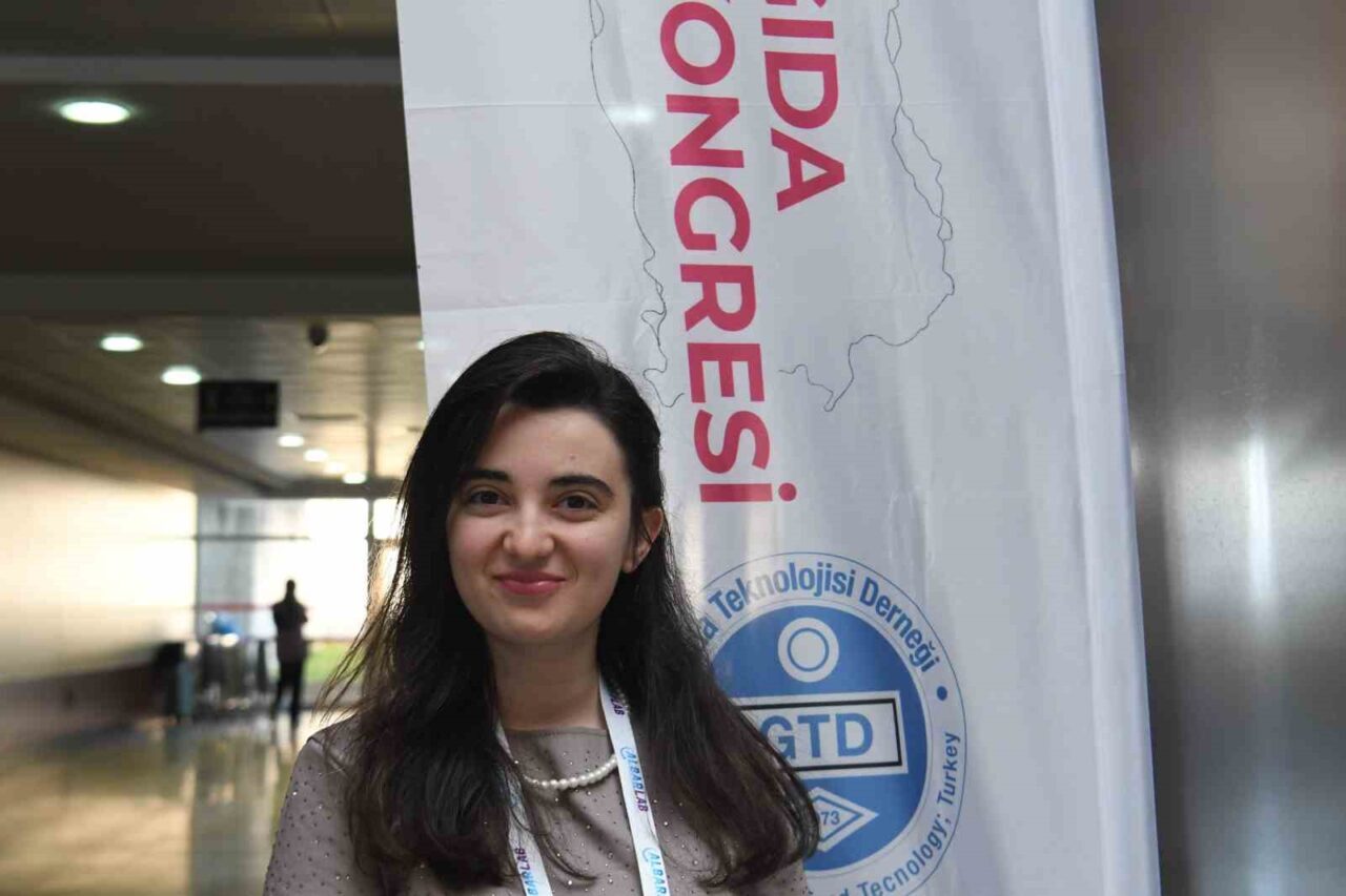 Sakarya Üniversitesi Gıda Mühendisliği mezunu Yaren Didem Esendemir, kırmızı üzüm