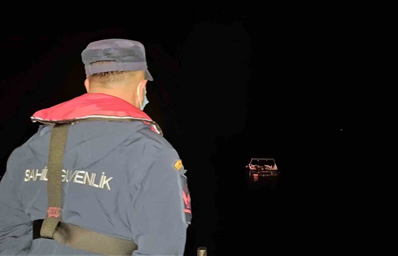 Muğla'nın Marmaris açıklarında, Türk Sahil Güvenlik ekipleri, Yunan unsurlarınca geri