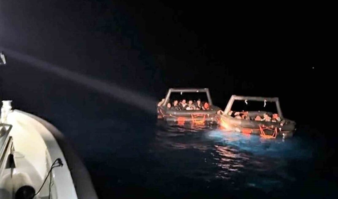 Datça Açıklarında Yunan Sahil Güvenliğince Geri İtilen 32 Düzensiz Göçmen Kurtarıldı Muğla'nın Datça açıklarında Türk karasularına geri itilen 2 can salı