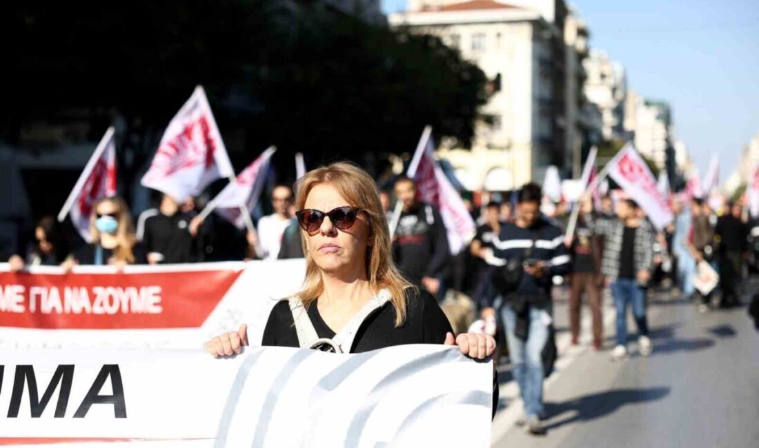 Yunanistan'da hükümetin işçilerin çalışma saatlerini uzatmayı öngören yasa tasarısına karşı