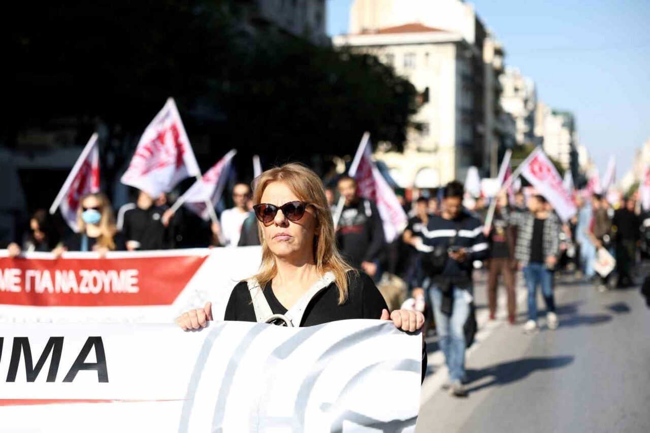 Yunanistan'da hükümetin işçilerin çalışma saatlerini uzatmayı öngören yasa tasarısına karşı