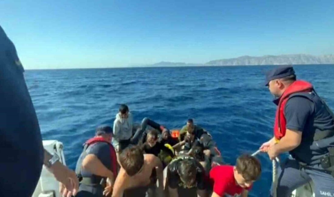 Marmaris Açıklarında Yunan Sahil Güvenliği Tarafından Geri İtilen 22 Düzensiz Göçmen Kurtarıldı Muğla'nın Marmaris kıyılarında, Yunan sahil güvenliği tarafından Türk karasularına itilen