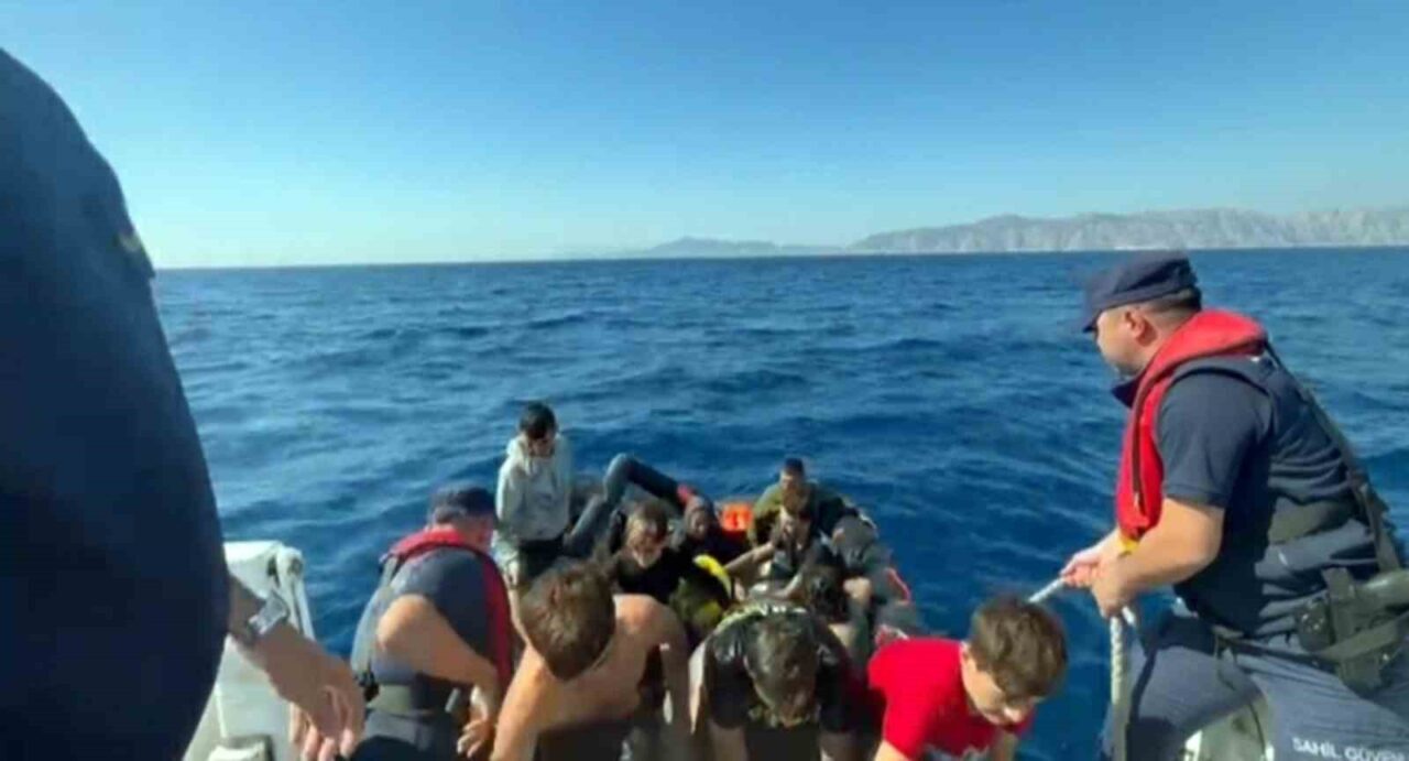 Muğla'nın Marmaris kıyılarında, Yunan sahil güvenliği tarafından Türk karasularına itilen