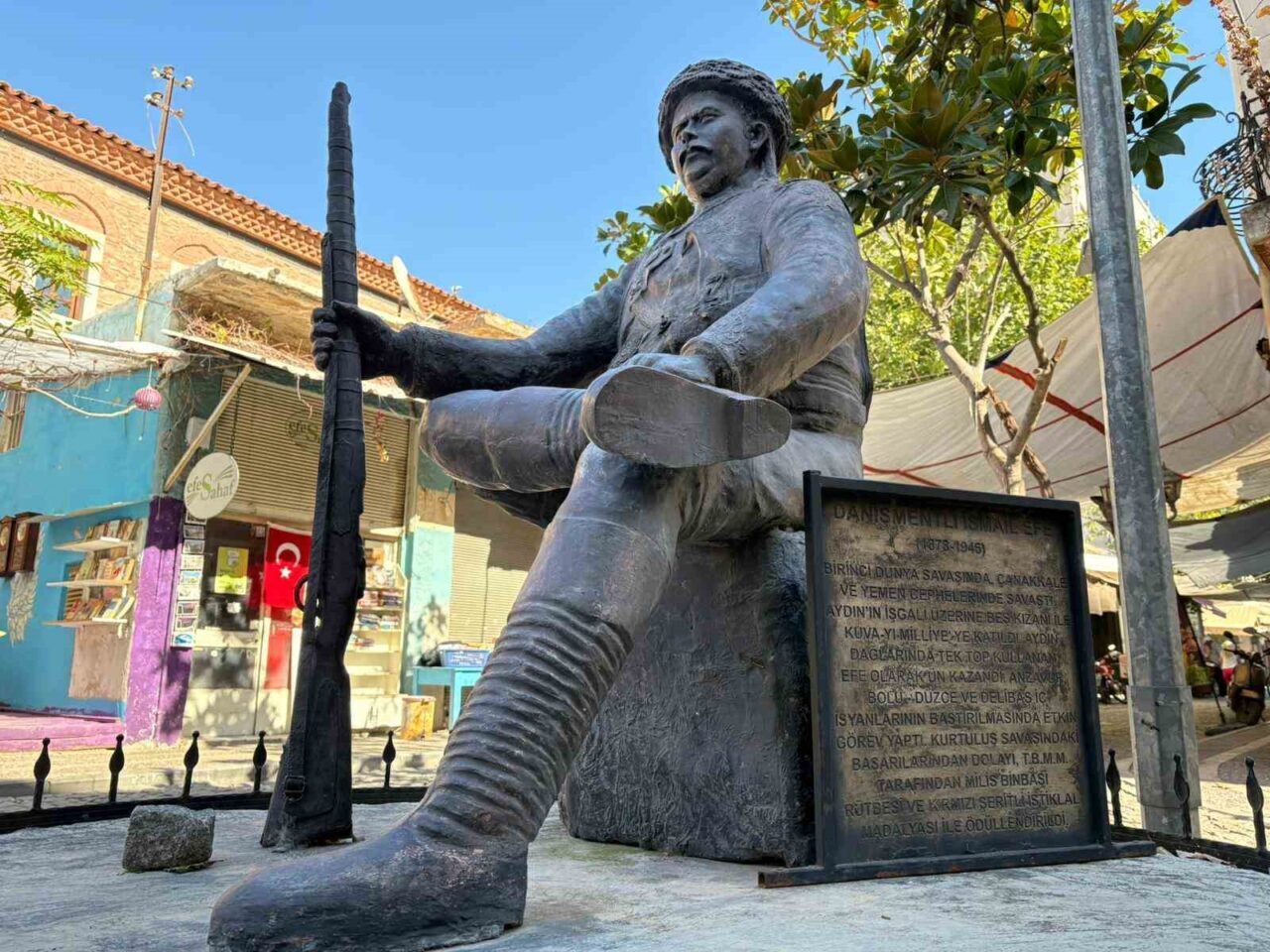 Aydın’ın Efeler ilçesindeki Danişmentli İsmail Efe heykelinden kama çalındı. Tarihi