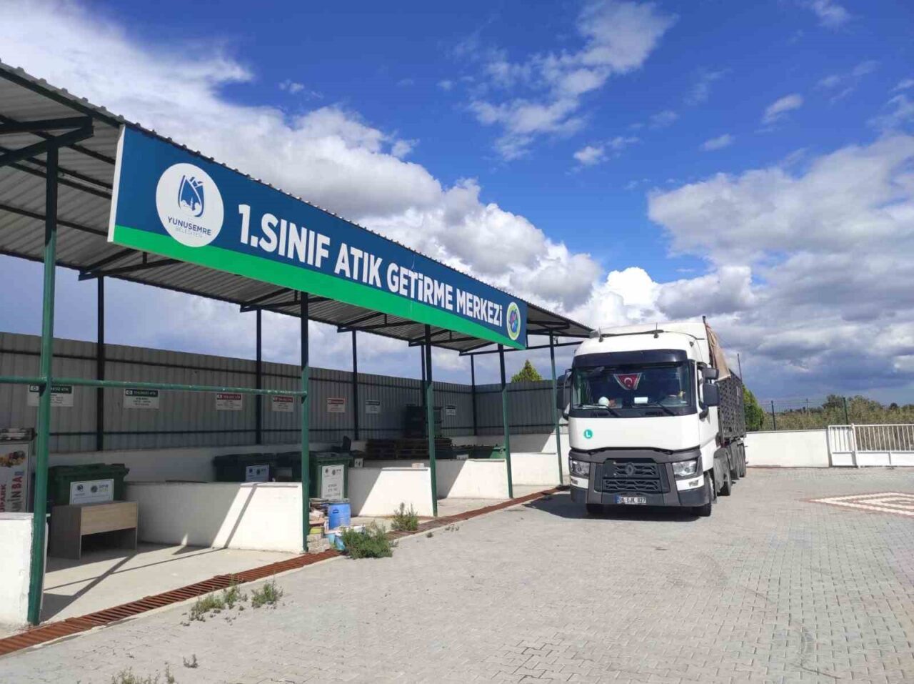 Yunusemre Belediyesi, evsel atık ilaçların toplanması için gönüllü eczanelere kutular