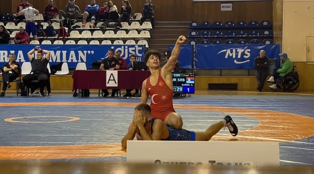 Yunusemre Belediyespor’un 17 yaşındaki milli güreşçisi Kadir Kadiroğlu, Romanya'da düzenlenen