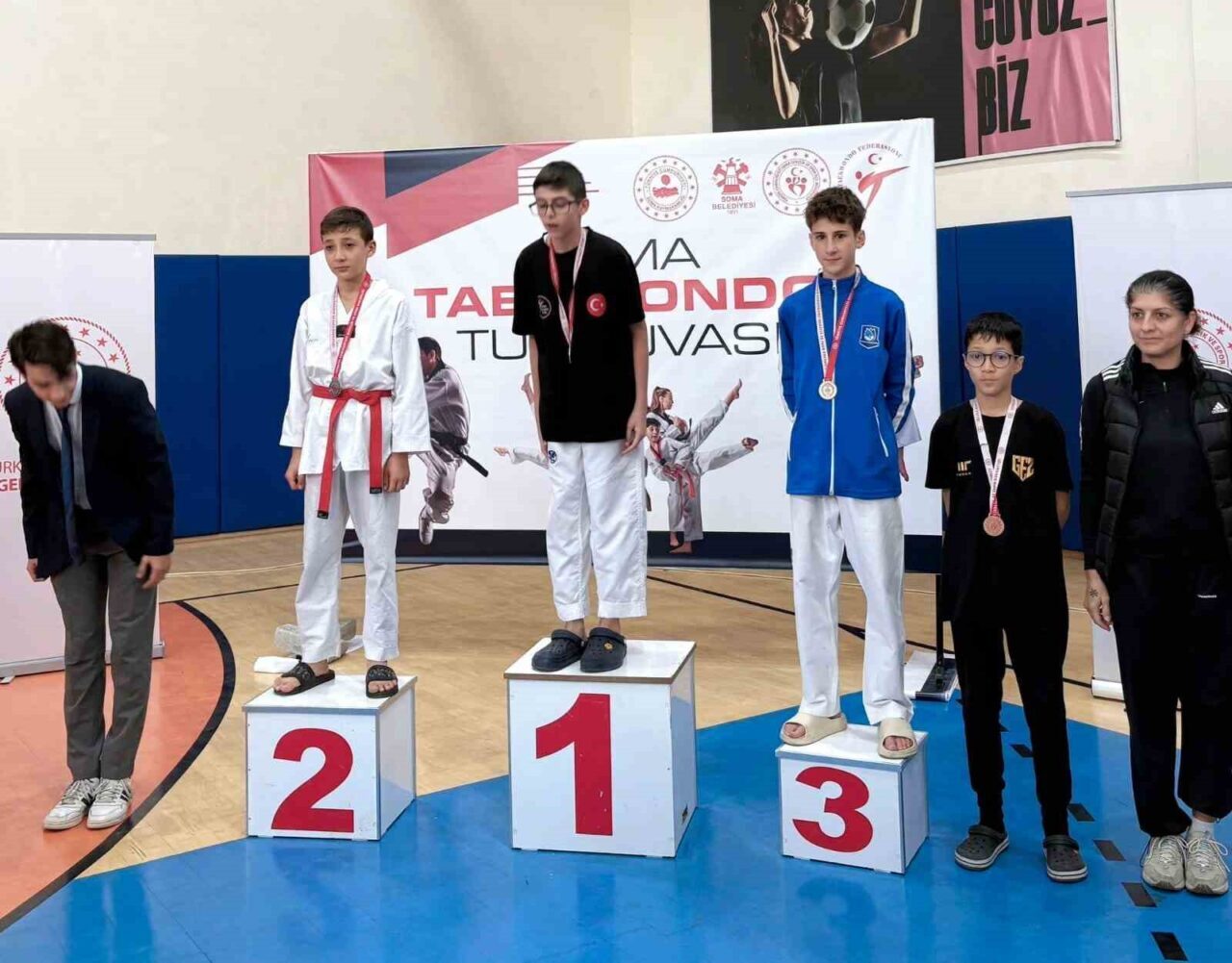 Yunusemre Belediyespor tekvando takımı, Soma'daki Cumhuriyet Kupası'nda 2 altın, 1