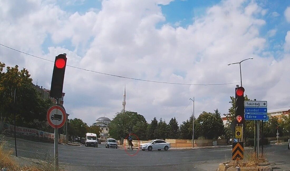 Tekirdağ Çorlu'da kontrolsüz yola çıkan bir yaya, bir otomobilin çarpmasıyla