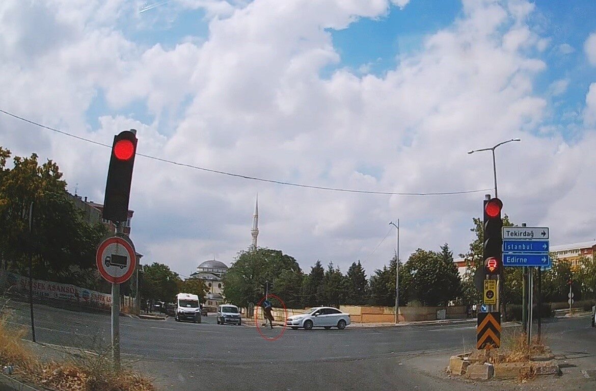 Tekirdağ Çorlu’da Yola Kontrolsüz Çıkan Yayanın Kazada Yaralanmadan Kurtulması Görüntülendi
