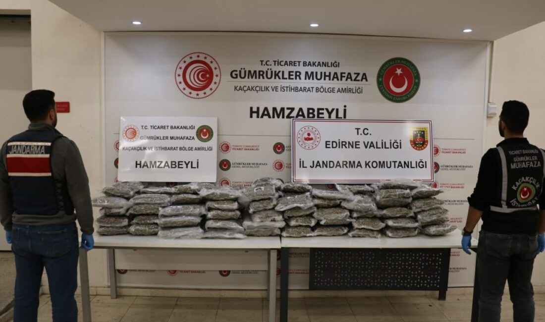 Edirne’de gerçekleştirilen operasyonla 105 kilogram esrar ve sahte basın kartı ele geçirildi Edirne'de Gümrük Muhafaza ve jandarma, 105,234 kg esrar ele geçirirken,