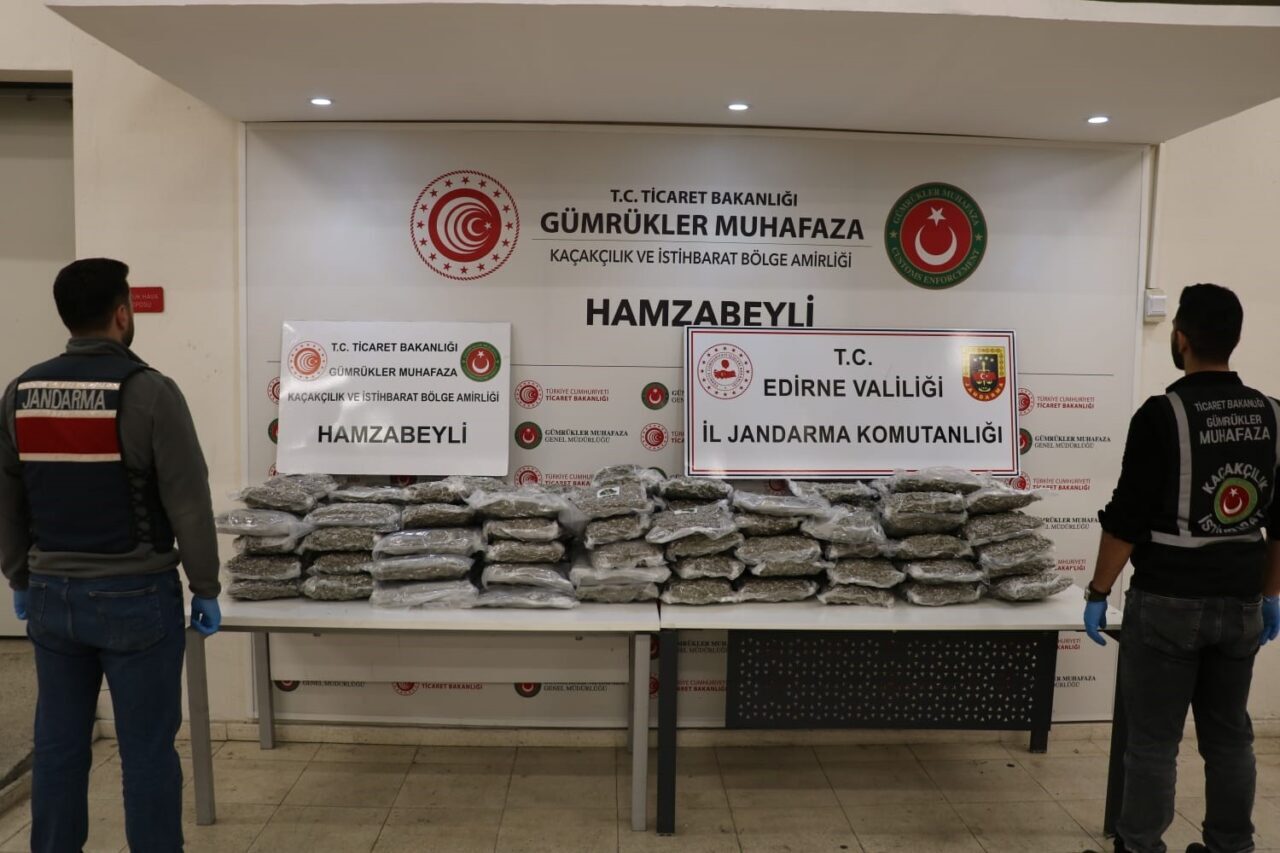 Edirne'de Gümrük Muhafaza ve jandarma, 105,234 kg esrar ele geçirirken,