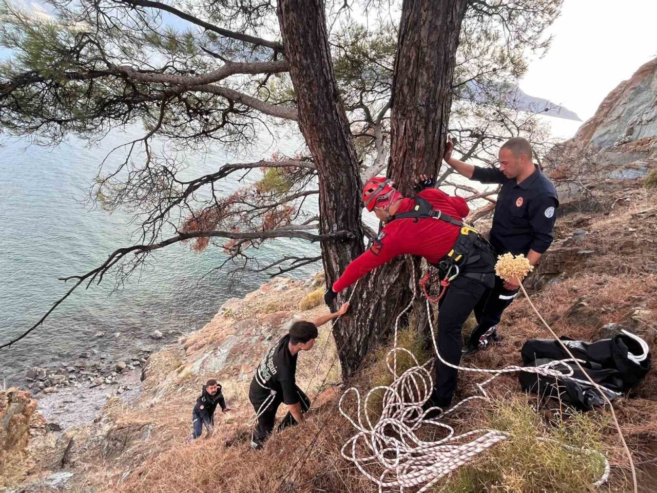 Fethiye'de yürüyüş sırasında omzundan yaralanan F.E, dengesini kaybederek düştü. Mahsur