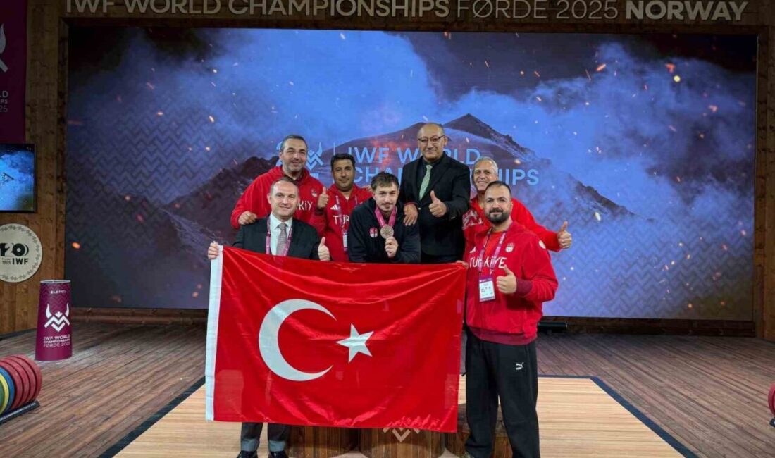 Büyükler Dünya Halter Şampiyonası'nda Yusuf Fehmi Genç, 71 kiloda silkmede
