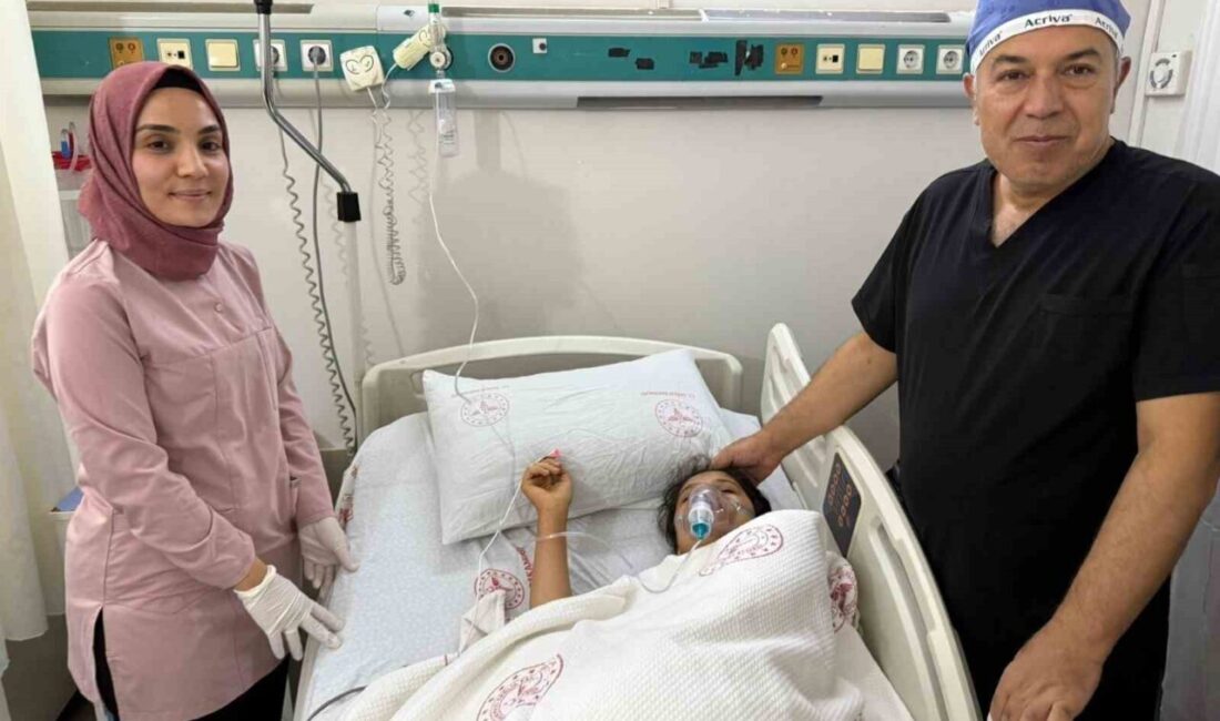 Şanlıurfa'da 16 yaşındaki Bedia Özbay, eşarbını düzeltirken toplu iğneyi yuttu.