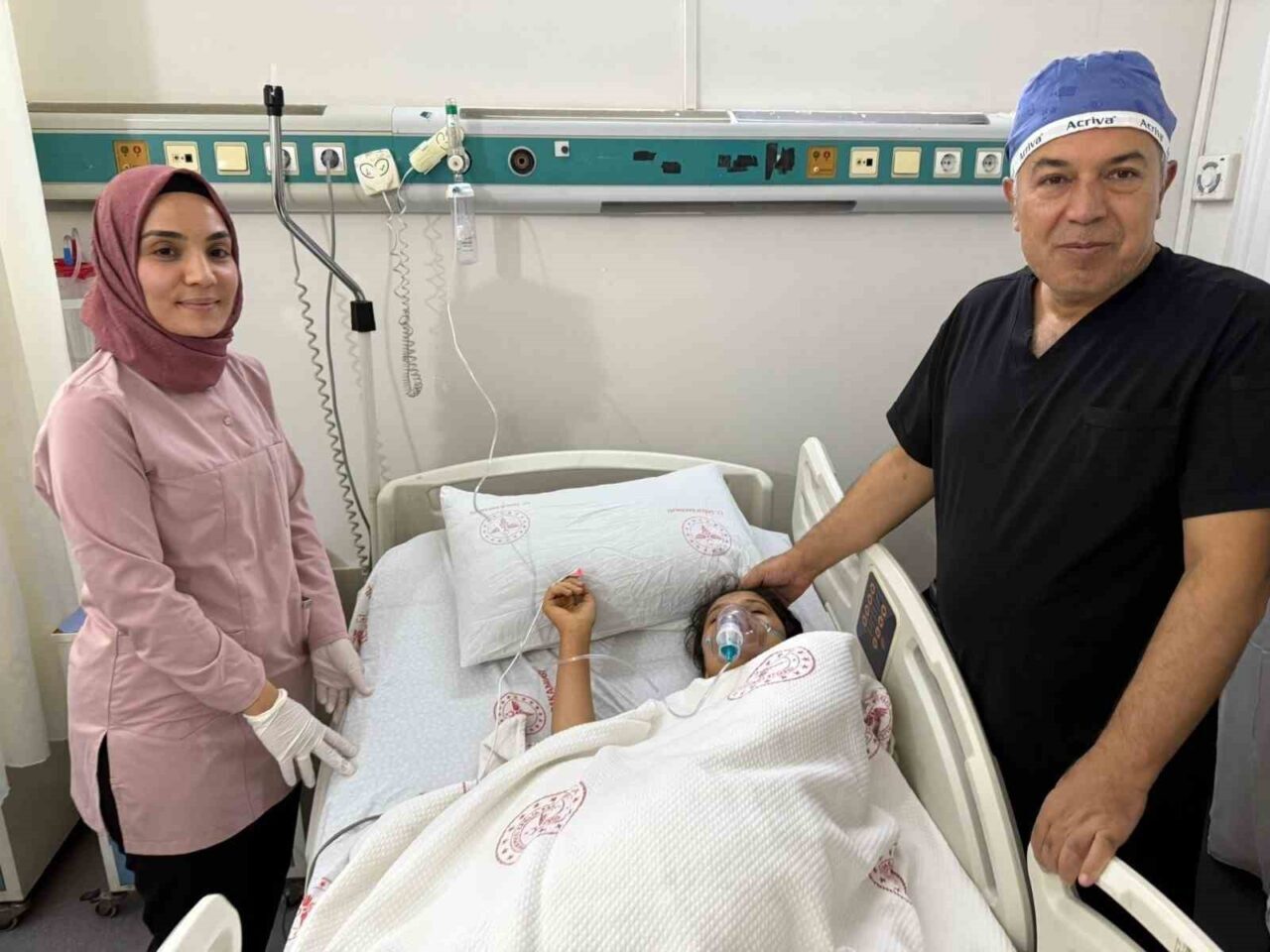 Şanlıurfa'da 16 yaşındaki Bedia Özbay, eşarbını düzeltirken toplu iğneyi yuttu.