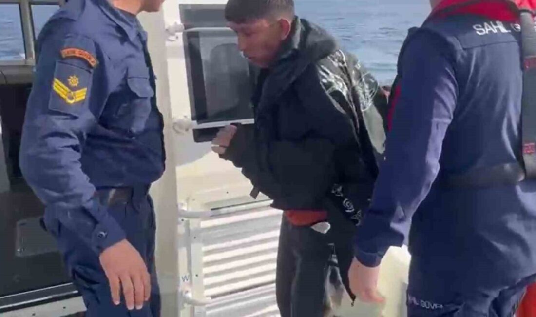 Didim’de Yüzerek Yunanistan’a Geçmeye Çalışan Göçmen Kurtarıldı Aydın'ın Didim ilçesinde, Yunanistan'a yüzerek geçmeye çalışan bir düzensiz göçmen,